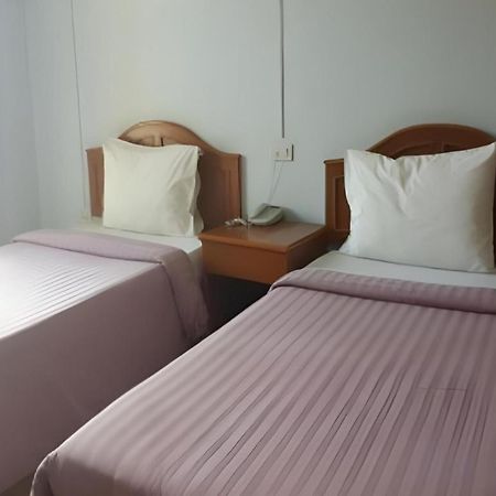 Ritzy House Hotel Chumphon Exterior photo