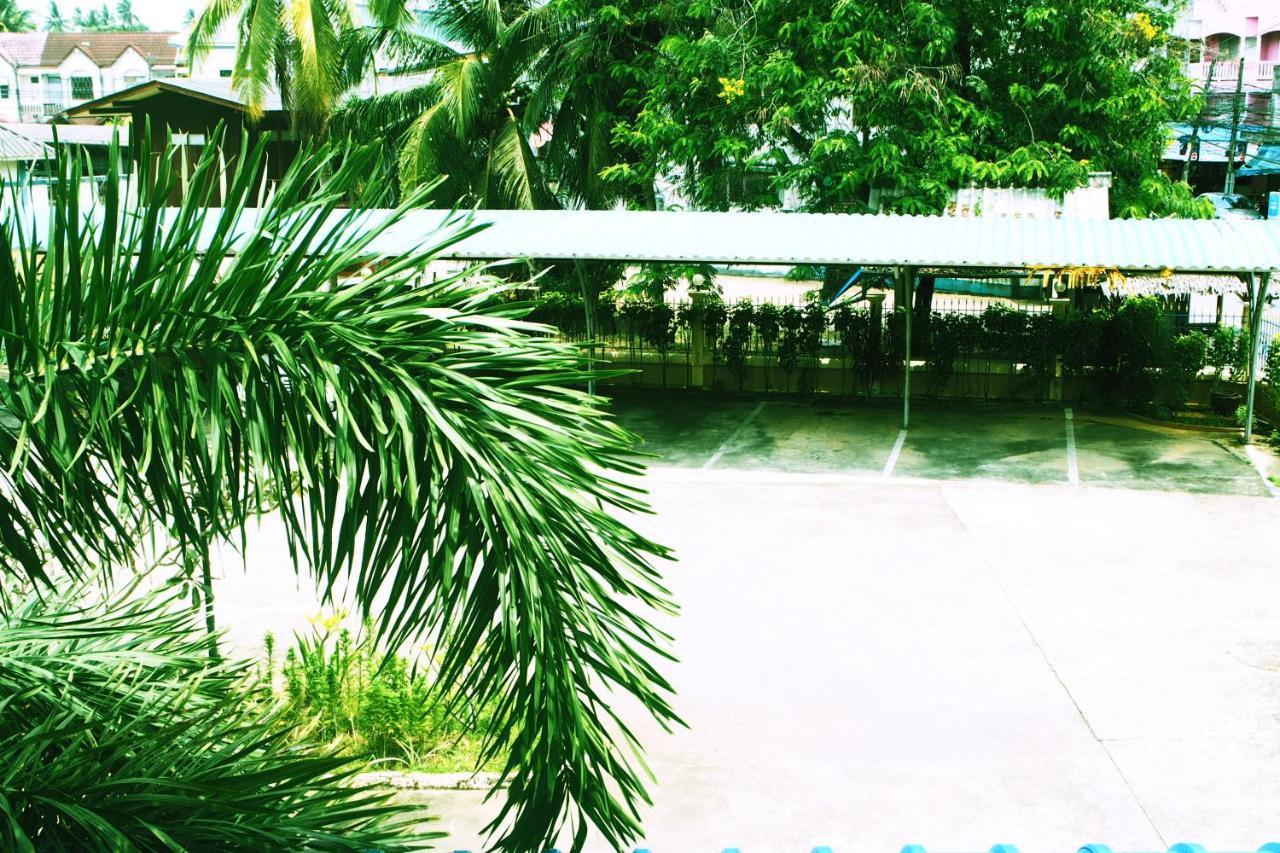 Ritzy House Hotel Chumphon Exterior photo