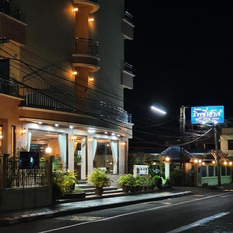 Ritzy House Hotel Chumphon Exterior photo