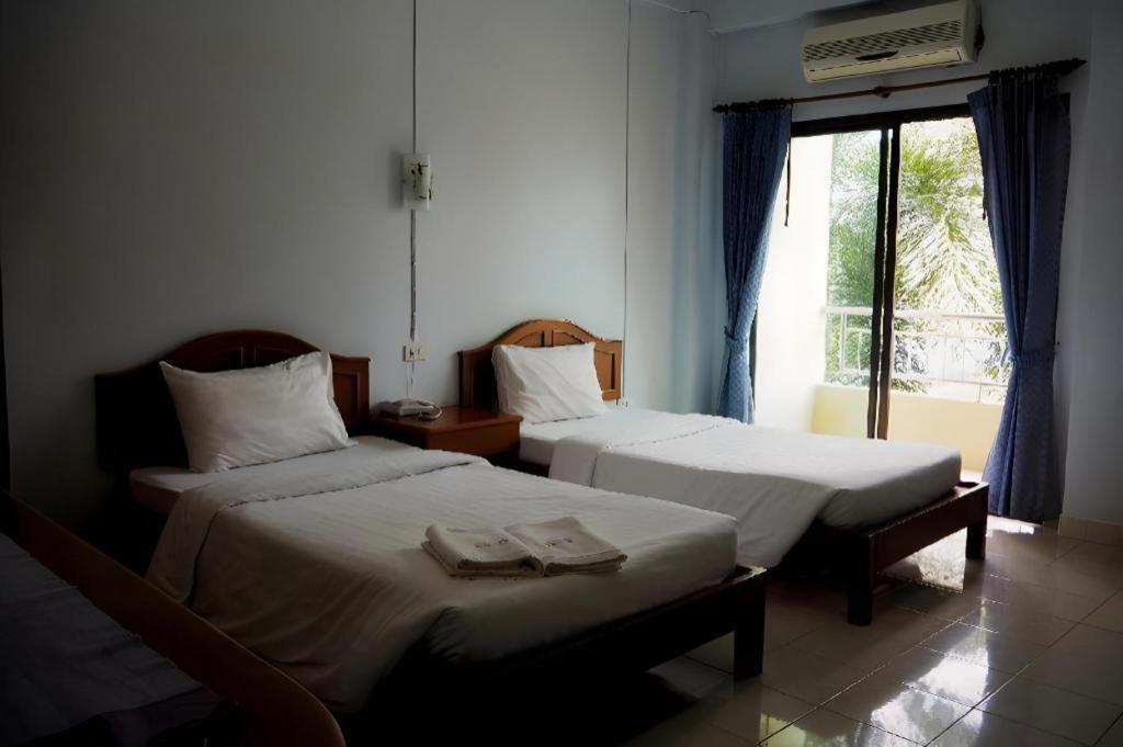 Ritzy House Hotel Chumphon Exterior photo