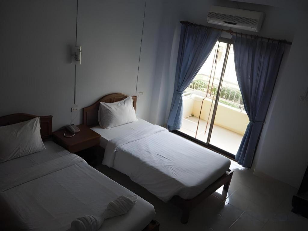 Ritzy House Hotel Chumphon Exterior photo