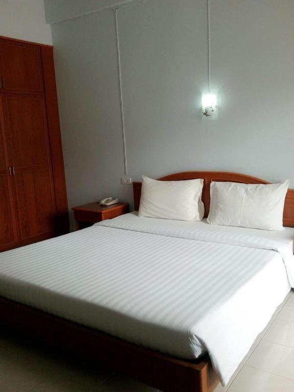 Ritzy House Hotel Chumphon Exterior photo