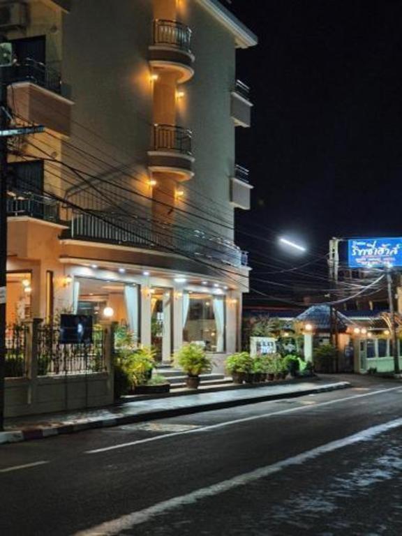 Ritzy House Hotel Chumphon Exterior photo