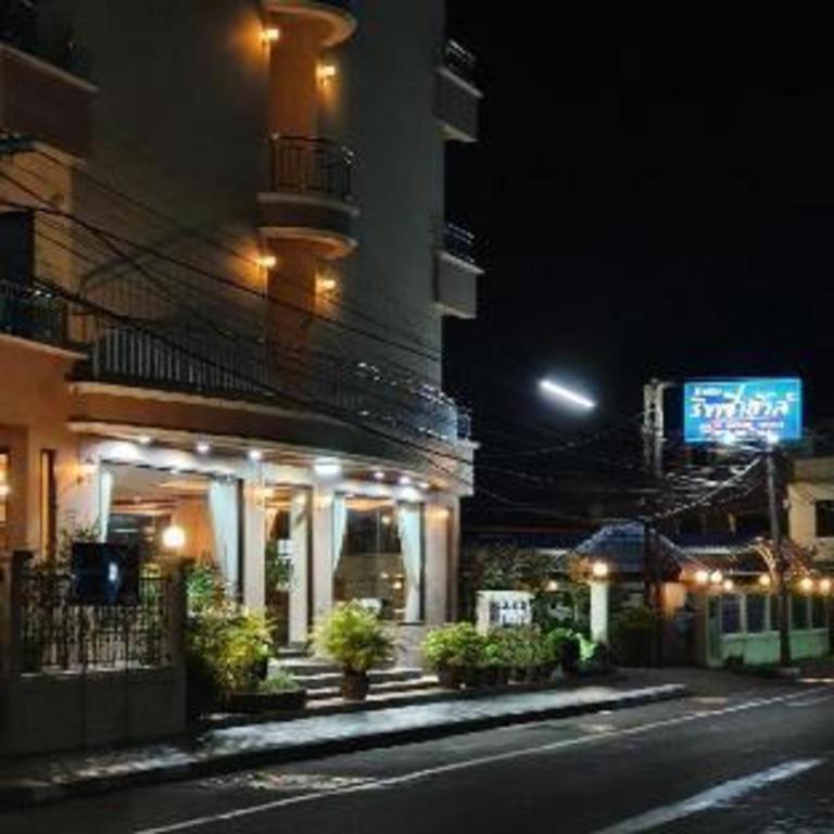 Ritzy House Hotel Chumphon Exterior photo