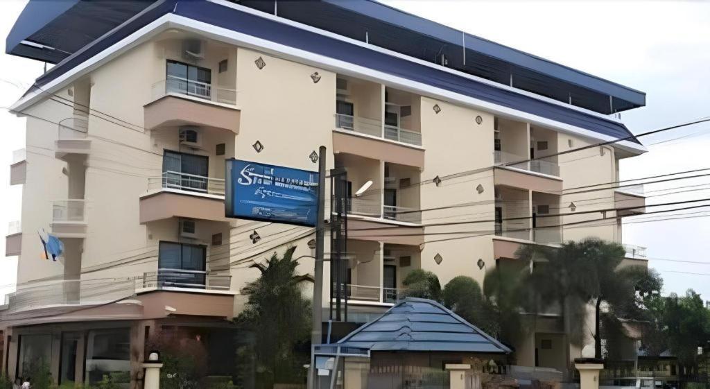 Ritzy House Hotel Chumphon Exterior photo