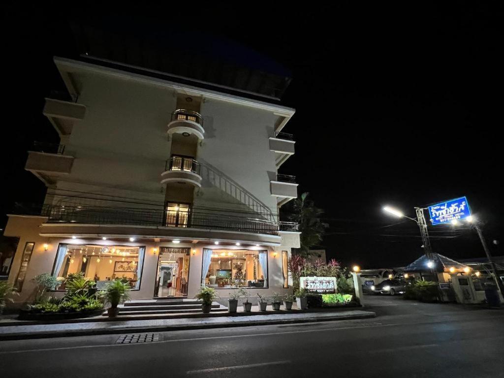 Ritzy House Hotel Chumphon Exterior photo