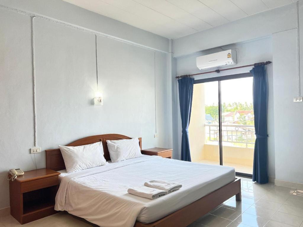Ritzy House Hotel Chumphon Exterior photo