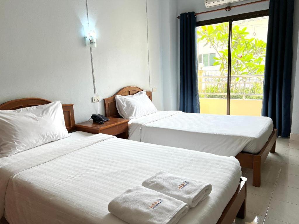 Ritzy House Hotel Chumphon Exterior photo