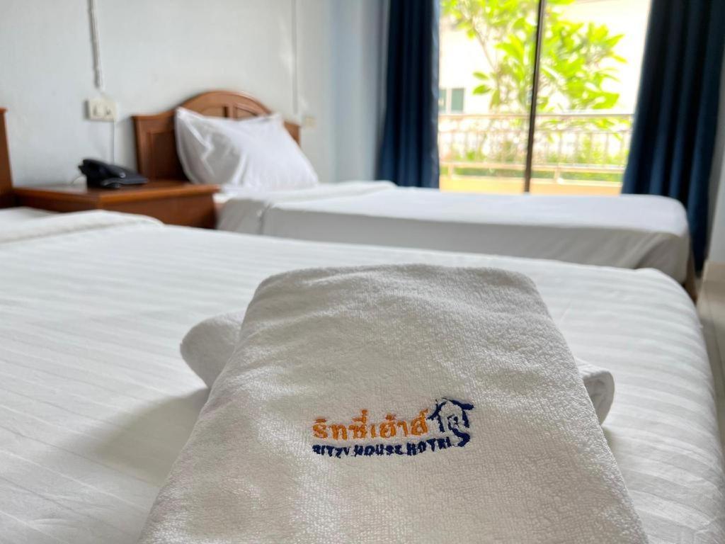 Ritzy House Hotel Chumphon Exterior photo