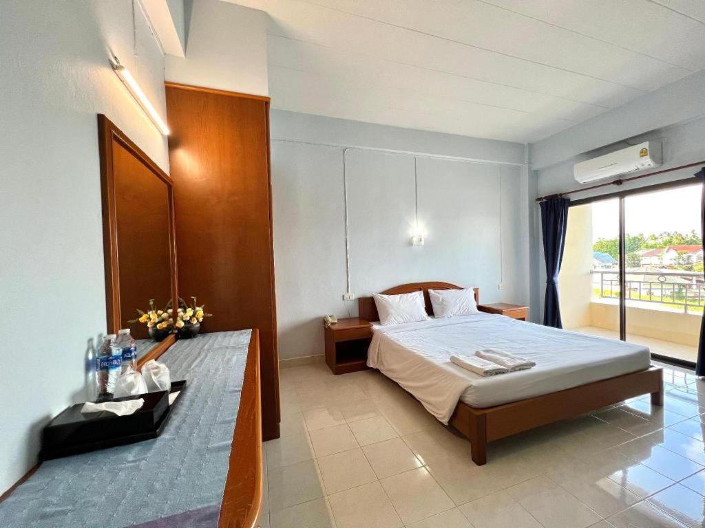 Ritzy House Hotel Chumphon Exterior photo