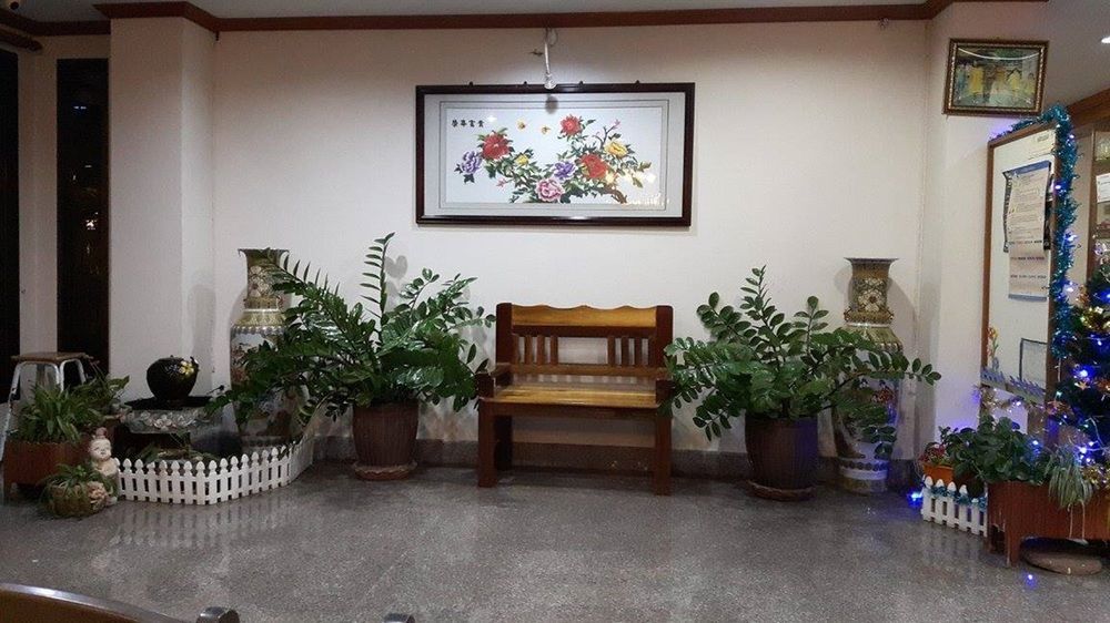 Ritzy House Hotel Chumphon Exterior photo
