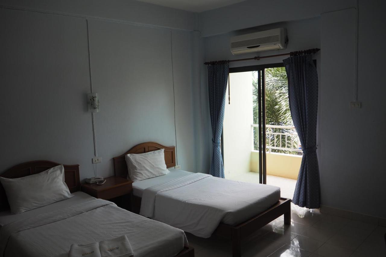 Ritzy House Hotel Chumphon Exterior photo